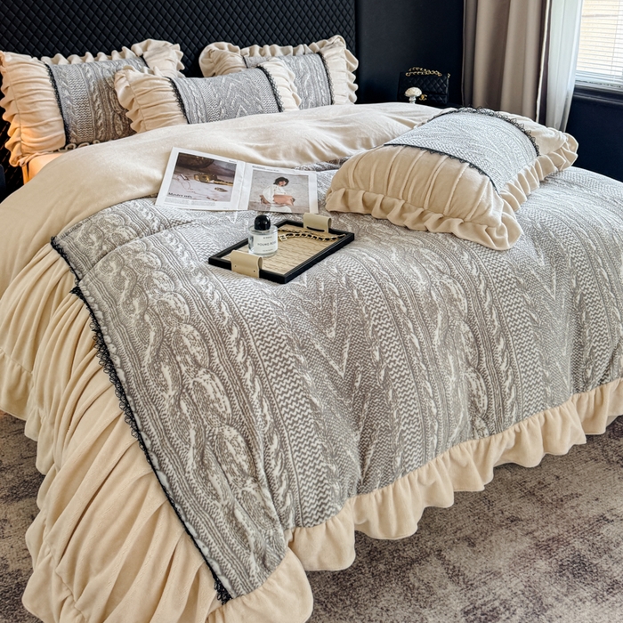 91家纺网 家纺一手货源 找家纺 极简 2025新款立体雕花牛奶绒荷叶边四件套 巴黎-灰