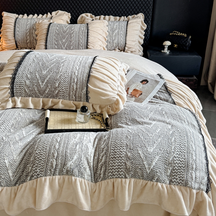 91家纺网 家纺一手货源 找家纺 极简 2025新款立体雕花牛奶绒荷叶边四件套 巴黎-灰