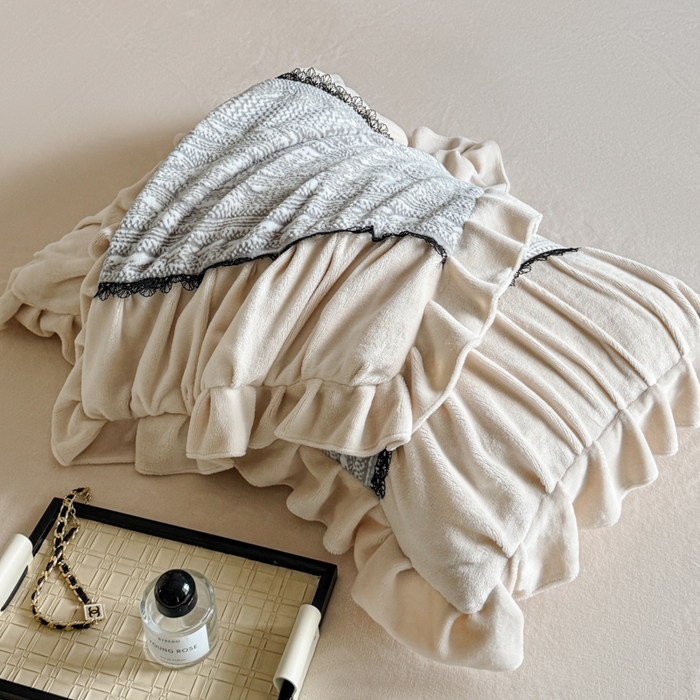 91家纺网 家纺一手货源 找家纺 极简 2025新款立体雕花牛奶绒荷叶边四件套 巴黎-灰