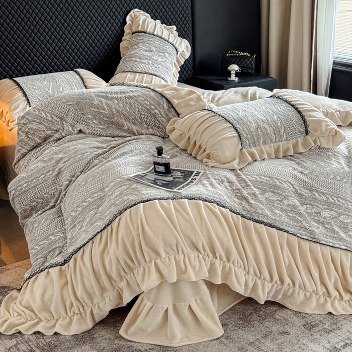 91家纺网 家纺一手货源 找家纺 极简 2025新款立体雕花牛奶绒荷叶边四件套 巴黎-灰