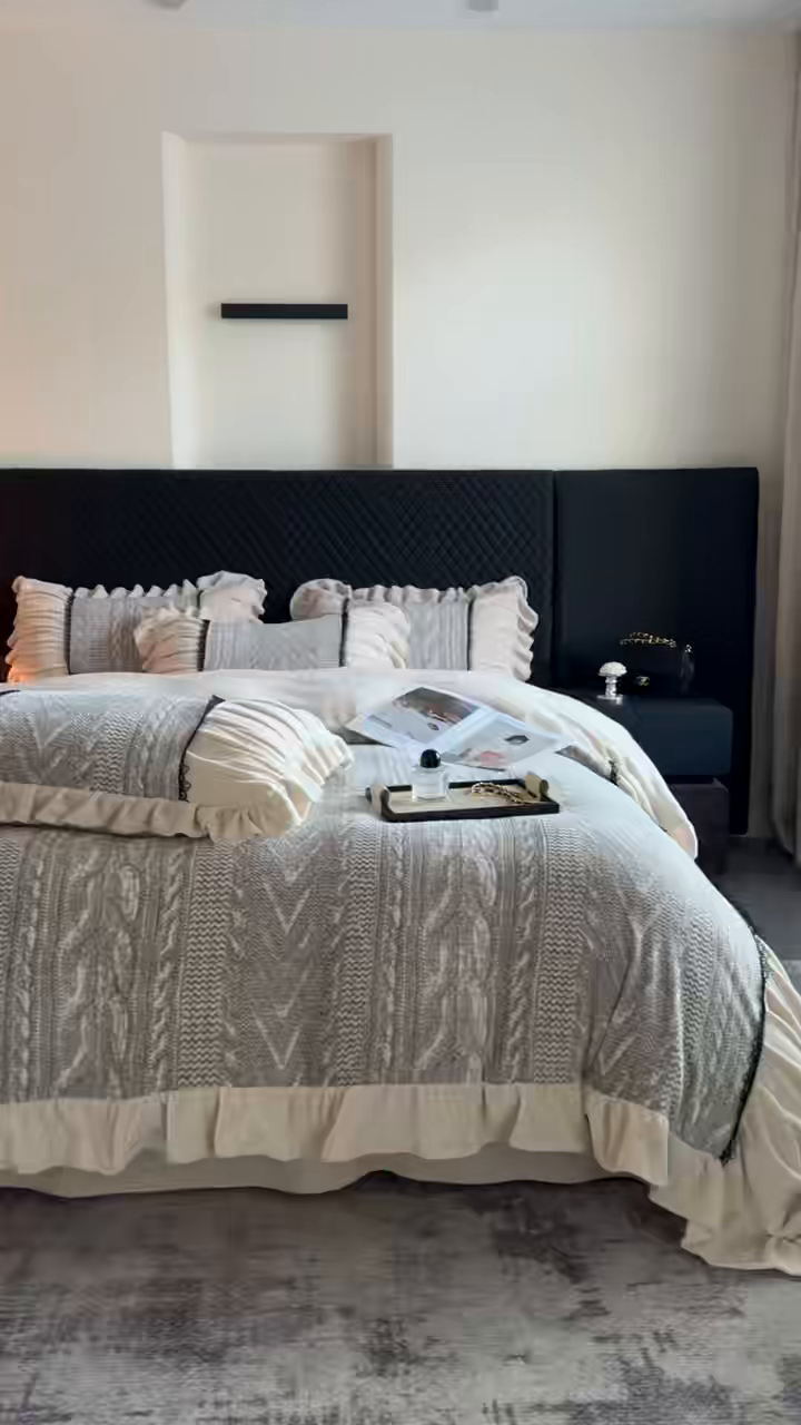 91家纺网 家纺一手货源 找家纺 极简 2025新款立体雕花牛奶绒荷叶边四件套 巴黎-灰