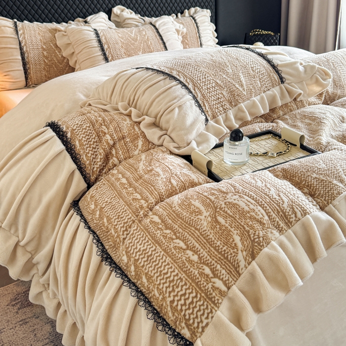 91家纺网 家纺一手货源 找家纺 极简 2025新款立体雕花牛奶绒荷叶边四件套 巴黎-金