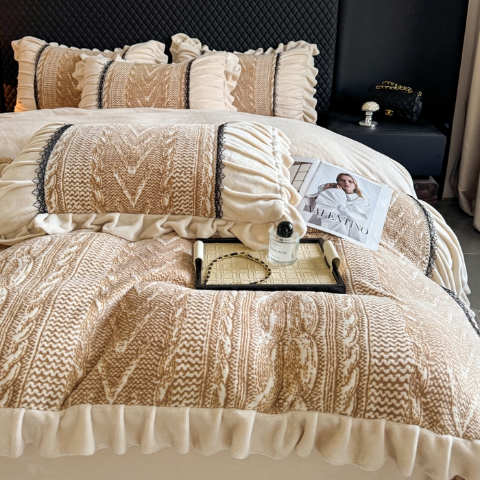 91家纺网 家纺一手货源 找家纺 极简 2025新款立体雕花牛奶绒荷叶边四件套 巴黎-金