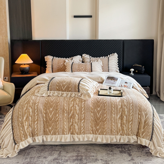 91家纺网 家纺一手货源 找家纺 极简 2025新款立体雕花牛奶绒荷叶边四件套 巴黎-金