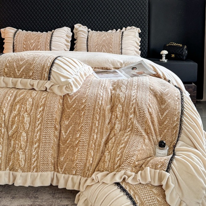 91家纺网 家纺一手货源 找家纺 极简 2025新款立体雕花牛奶绒荷叶边四件套 巴黎-金