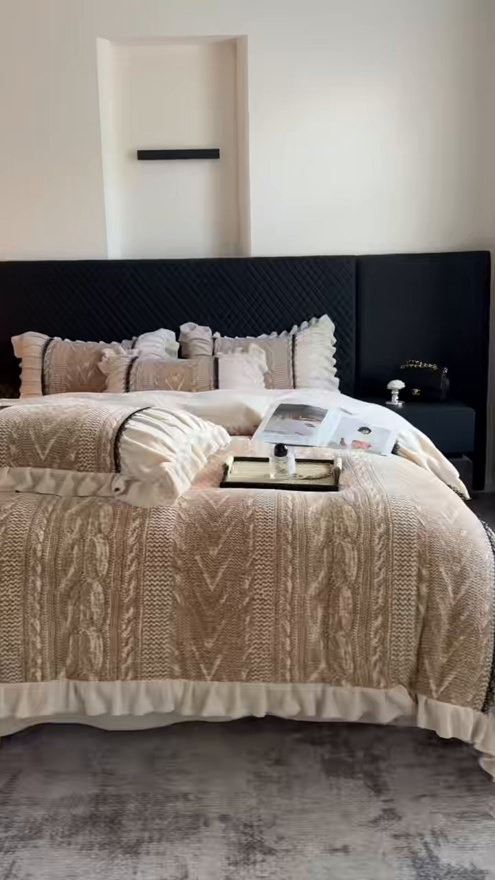 91家纺网 家纺一手货源 找家纺 极简 2025新款立体雕花牛奶绒荷叶边四件套 巴黎-金