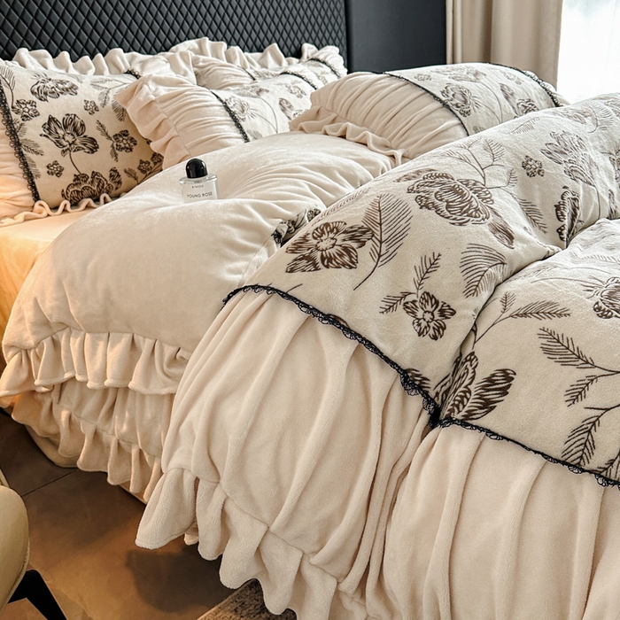 极简 2025新款立体雕花牛奶绒荷叶边四件套 巴黎-米白