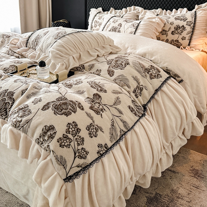 91家纺网 家纺一手货源 找家纺 极简 2025新款立体雕花牛奶绒荷叶边四件套 巴黎-米白