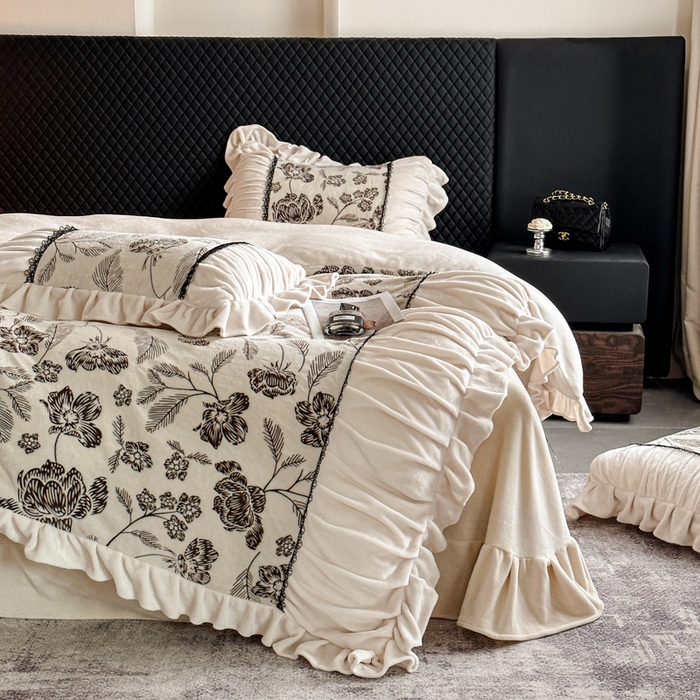 91家纺网 家纺一手货源 找家纺 极简 2025新款立体雕花牛奶绒荷叶边四件套 巴黎-米白