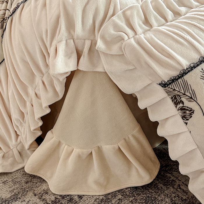 91家纺网 家纺一手货源 找家纺 极简 2025新款立体雕花牛奶绒荷叶边四件套 巴黎-米白