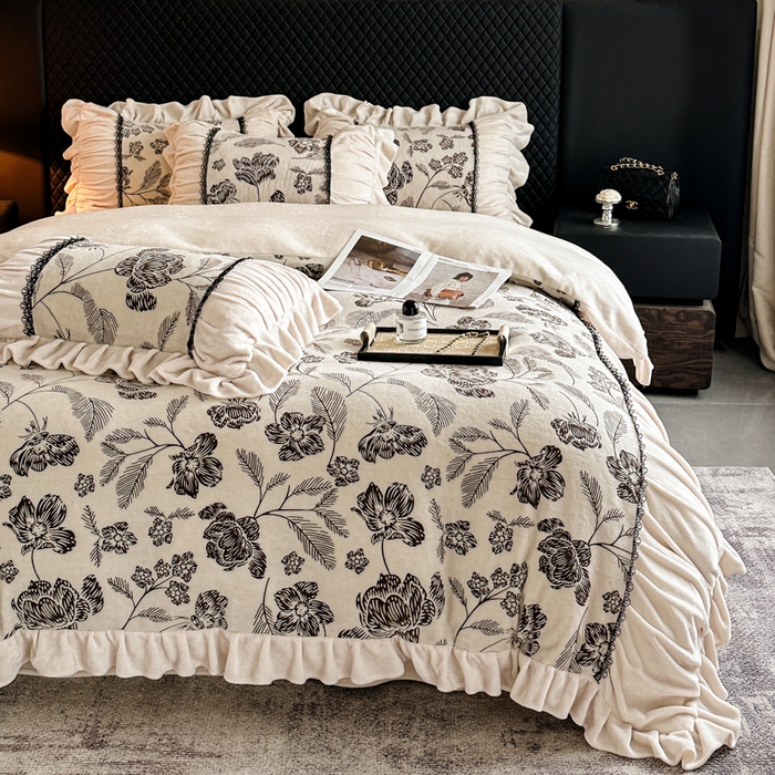 91家纺网 家纺一手货源 找家纺 极简 2025新款立体雕花牛奶绒荷叶边四件套 巴黎-米白