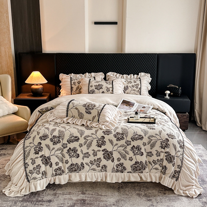 91家纺网 家纺一手货源 找家纺 极简 2025新款立体雕花牛奶绒荷叶边四件套 巴黎-米白