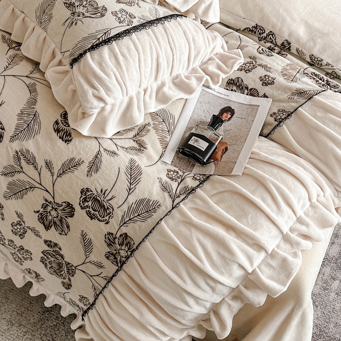 91家纺网 家纺一手货源 找家纺 极简 2025新款立体雕花牛奶绒荷叶边四件套 巴黎-米白