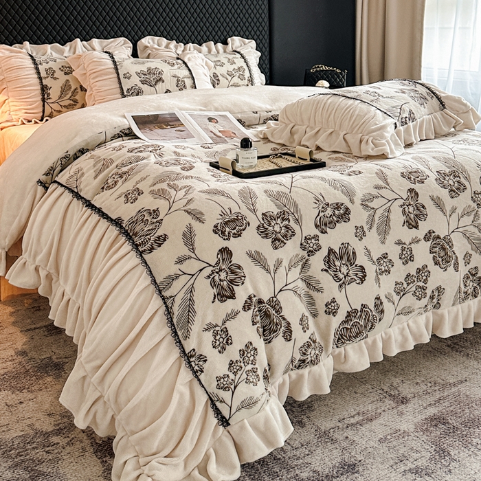 91家纺网 家纺一手货源 找家纺 极简 2025新款立体雕花牛奶绒荷叶边四件套 巴黎-米白