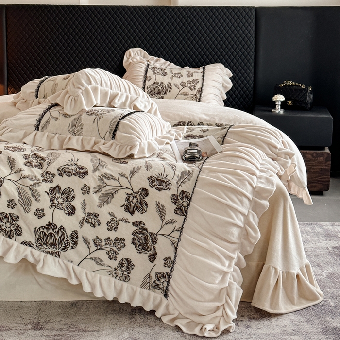 91家纺网 家纺一手货源 找家纺 极简 2025新款立体雕花牛奶绒荷叶边四件套 巴黎-米白