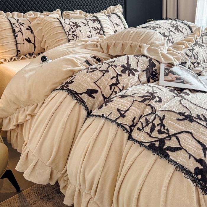 91家纺网 家纺一手货源 找家纺 极简 2025新款立体雕花牛奶绒荷叶边四件套 巴黎-奶黄米