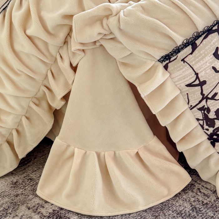 91家纺网 家纺一手货源 找家纺 极简 2025新款立体雕花牛奶绒荷叶边四件套 巴黎-奶黄米