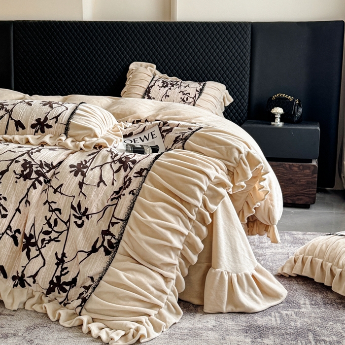 91家纺网 家纺一手货源 找家纺 极简 2025新款立体雕花牛奶绒荷叶边四件套 巴黎-奶黄米