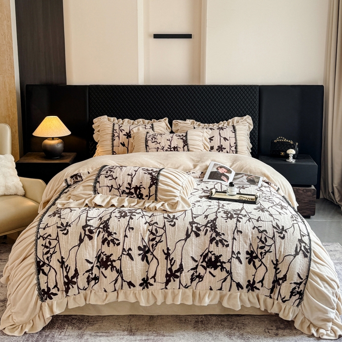 91家纺网 家纺一手货源 找家纺 极简 2025新款立体雕花牛奶绒荷叶边四件套 巴黎-奶黄米