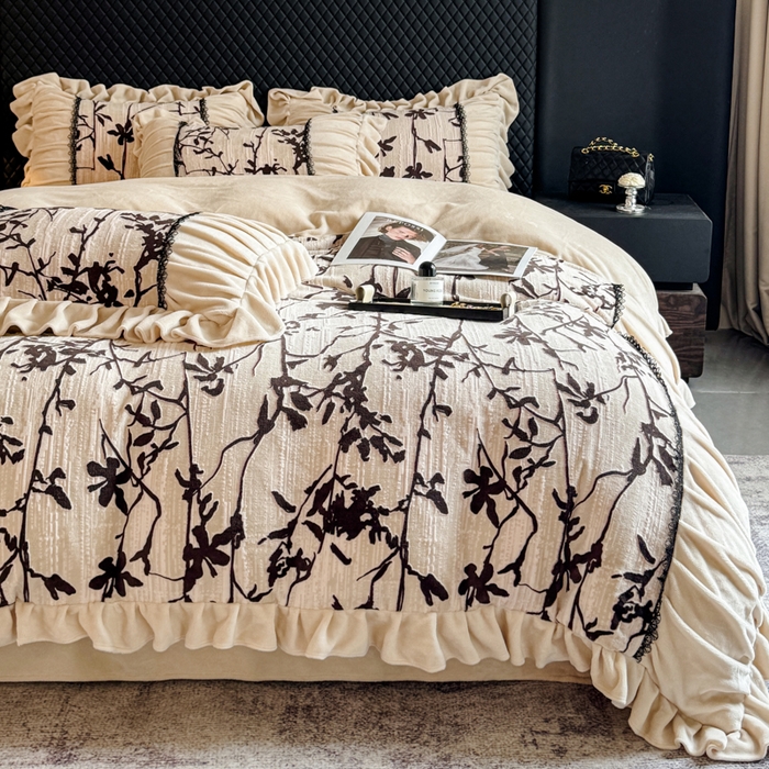 91家纺网 家纺一手货源 找家纺 极简 2025新款立体雕花牛奶绒荷叶边四件套 巴黎-奶黄米