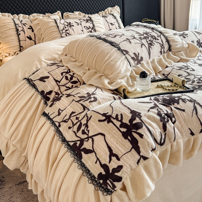 91家纺网 家纺一手货源 找家纺 极简 2025新款立体雕花牛奶绒荷叶边四件套 巴黎-奶黄米