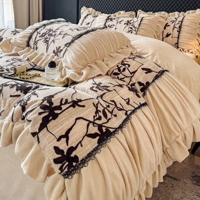 91家纺网 家纺一手货源 找家纺 极简 2025新款立体雕花牛奶绒荷叶边四件套 巴黎-奶黄米