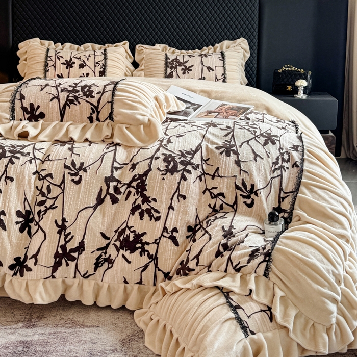 91家纺网 家纺一手货源 找家纺 极简 2025新款立体雕花牛奶绒荷叶边四件套 巴黎-奶黄米