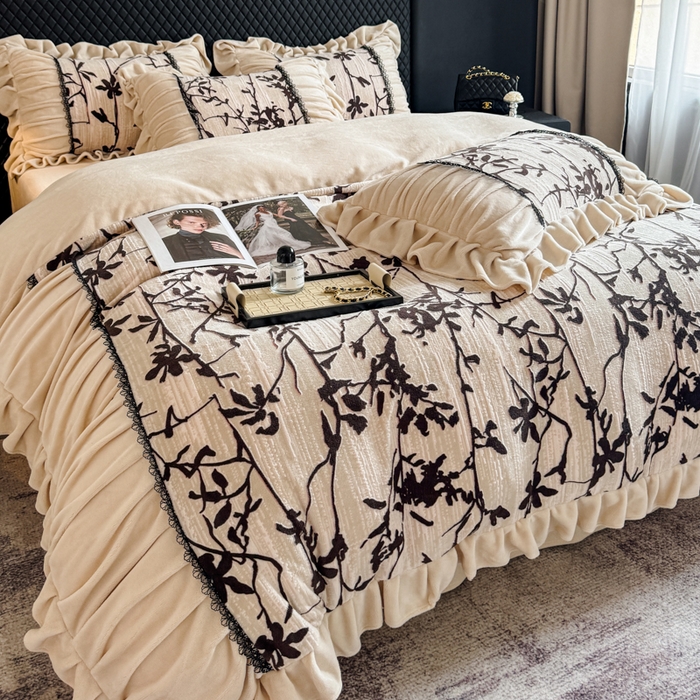 91家纺网 家纺一手货源 找家纺 极简 2025新款立体雕花牛奶绒荷叶边四件套 巴黎-奶黄米