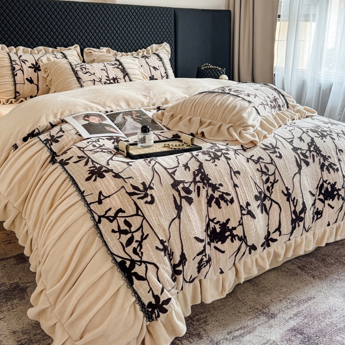 91家纺网 家纺一手货源 找家纺 极简 2025新款立体雕花牛奶绒荷叶边四件套 巴黎-奶黄米