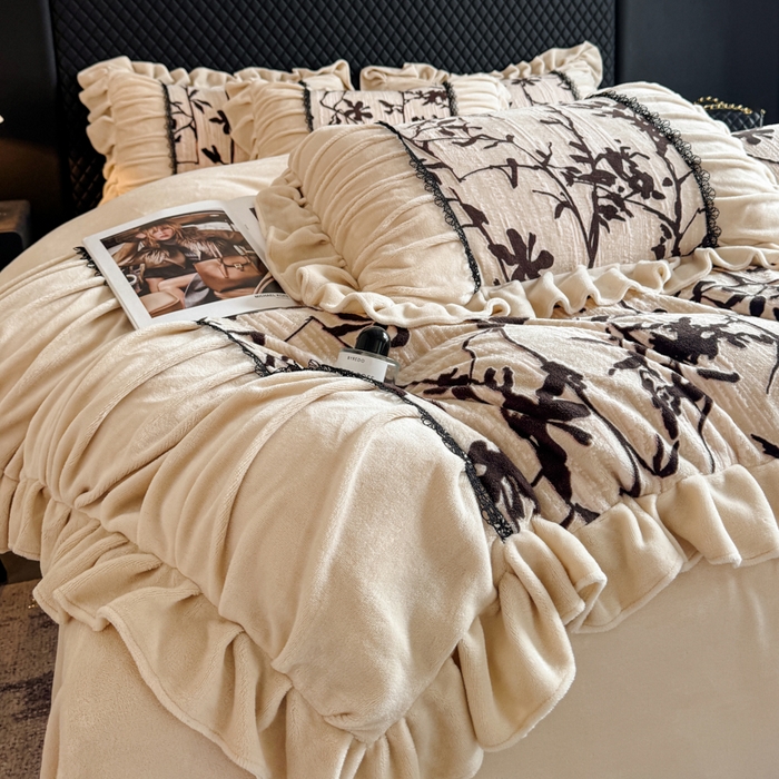 91家纺网 家纺一手货源 找家纺 极简 2025新款立体雕花牛奶绒荷叶边四件套 巴黎-奶黄米