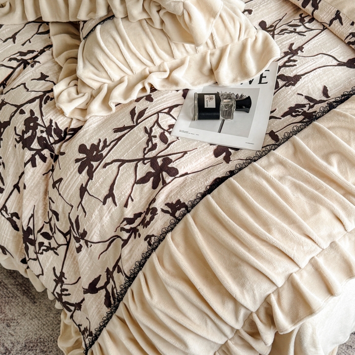 91家纺网 家纺一手货源 找家纺 极简 2025新款立体雕花牛奶绒荷叶边四件套 巴黎-奶黄米