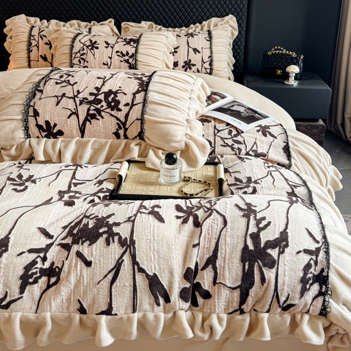 91家纺网 家纺一手货源 找家纺 极简 2025新款立体雕花牛奶绒荷叶边四件套 巴黎-奶黄米
