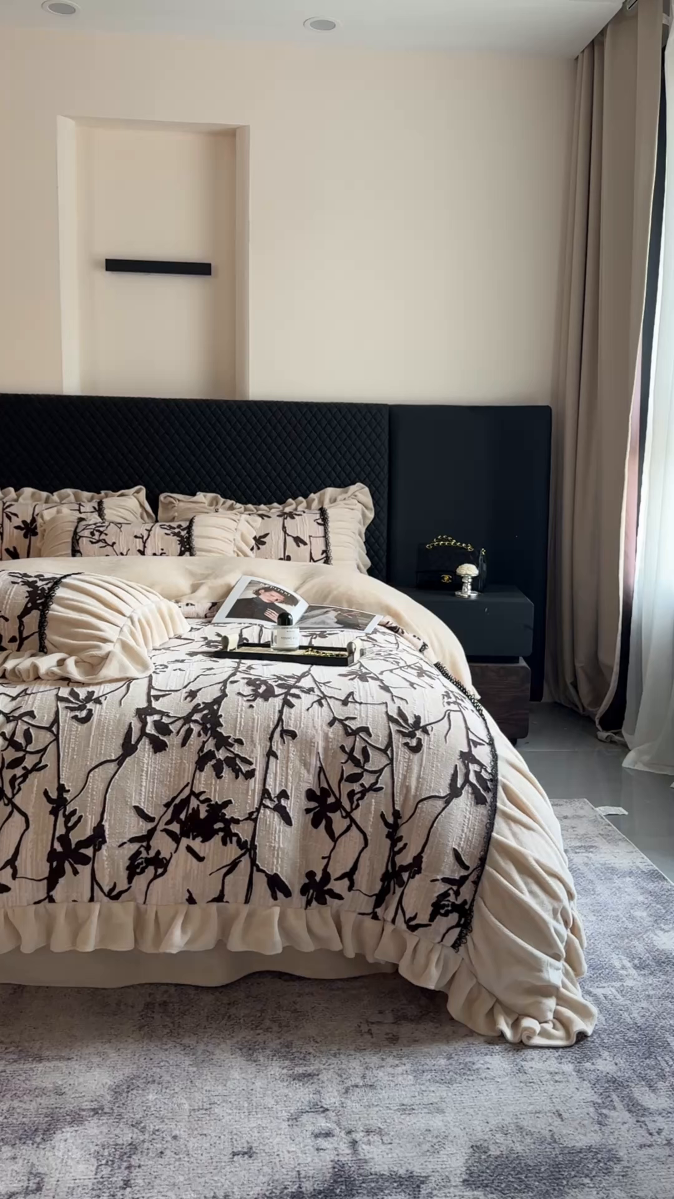 91家纺网 家纺一手货源 找家纺 极简 2025新款立体雕花牛奶绒荷叶边四件套 巴黎-奶黄米