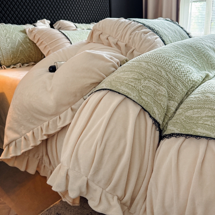 91家纺网 家纺一手货源 找家纺 极简 2025新款立体雕花牛奶绒荷叶边四件套 巴黎-浅绿