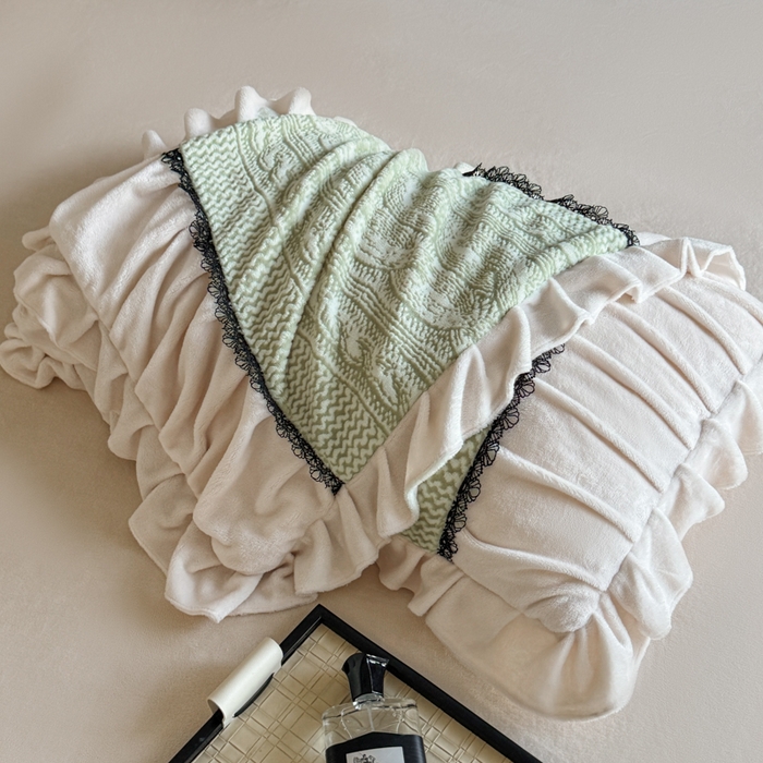 91家纺网 家纺一手货源 找家纺 极简 2025新款立体雕花牛奶绒荷叶边四件套 巴黎-浅绿