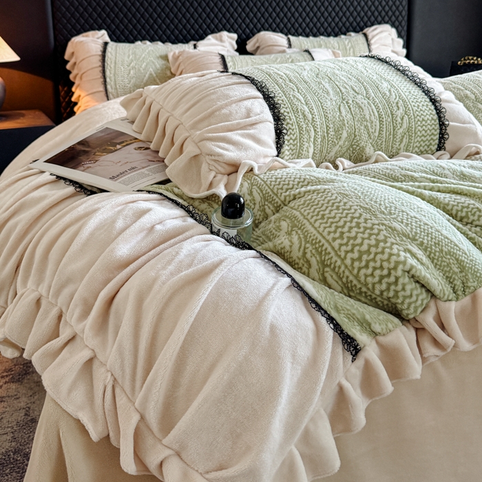 91家纺网 家纺一手货源 找家纺 极简 2025新款立体雕花牛奶绒荷叶边四件套 巴黎-浅绿