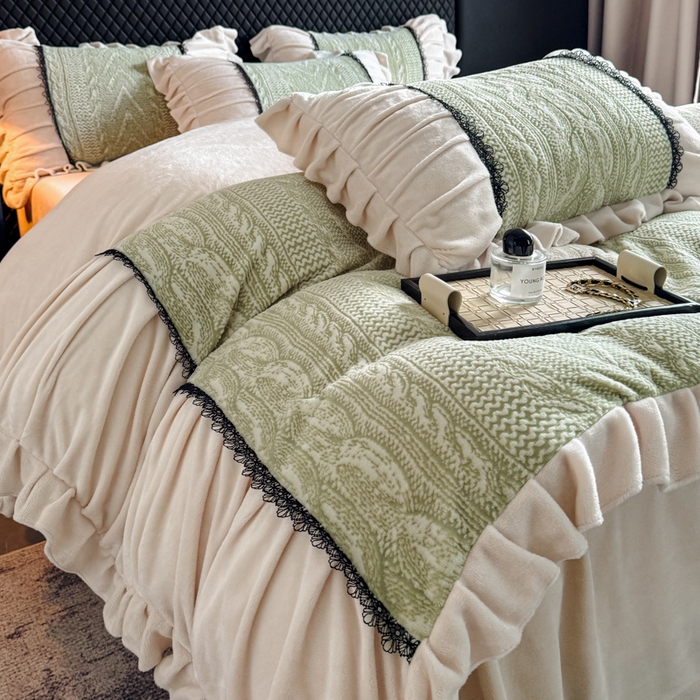 91家纺网 家纺一手货源 找家纺 极简 2025新款立体雕花牛奶绒荷叶边四件套 巴黎-浅绿