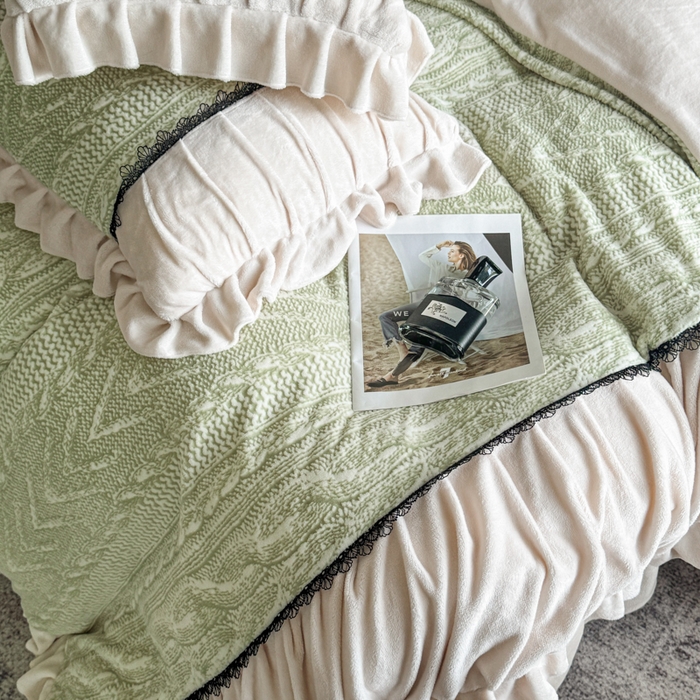 91家纺网 家纺一手货源 找家纺 极简 2025新款立体雕花牛奶绒荷叶边四件套 巴黎-浅绿