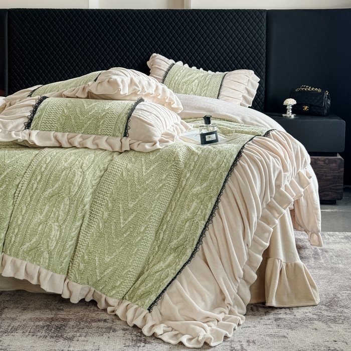 91家纺网 家纺一手货源 找家纺 极简 2025新款立体雕花牛奶绒荷叶边四件套 巴黎-浅绿