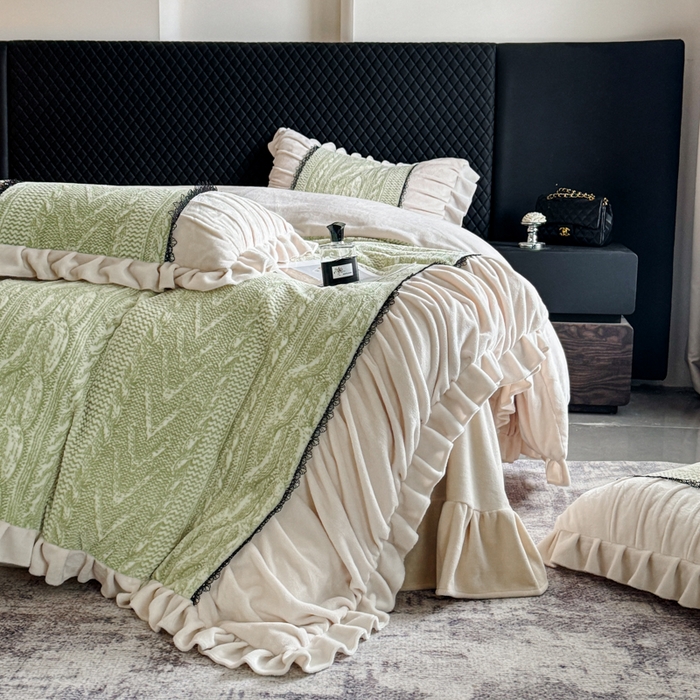 91家纺网 家纺一手货源 找家纺 极简 2025新款立体雕花牛奶绒荷叶边四件套 巴黎-浅绿