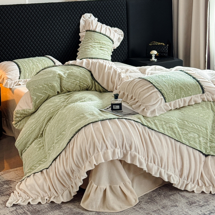 91家纺网 家纺一手货源 找家纺 极简 2025新款立体雕花牛奶绒荷叶边四件套 巴黎-浅绿