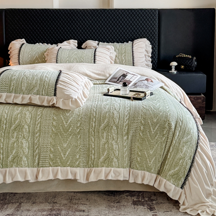 91家纺网 家纺一手货源 找家纺 极简 2025新款立体雕花牛奶绒荷叶边四件套 巴黎-浅绿