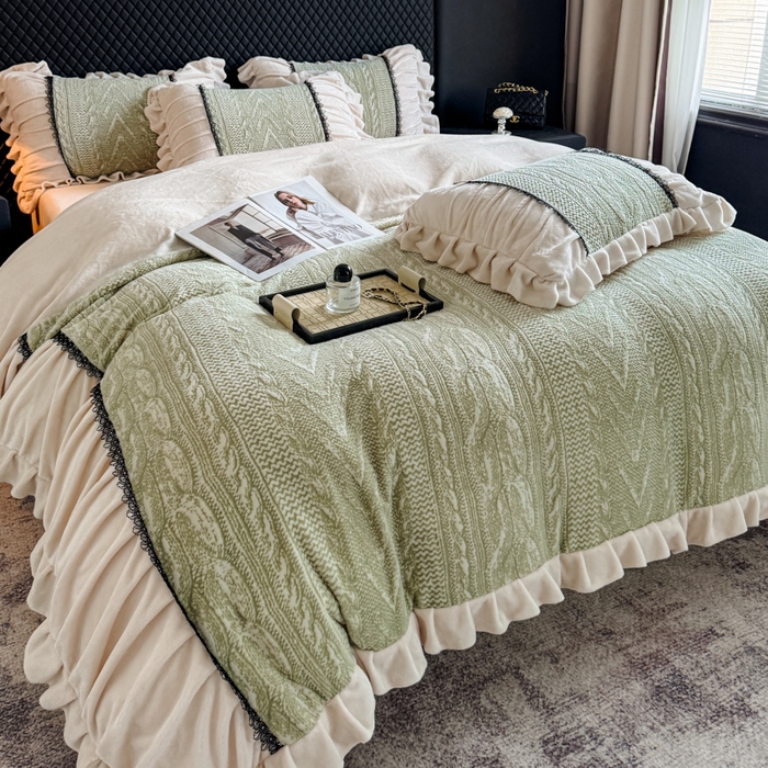 91家纺网 家纺一手货源 找家纺 极简 2025新款立体雕花牛奶绒荷叶边四件套 巴黎-浅绿