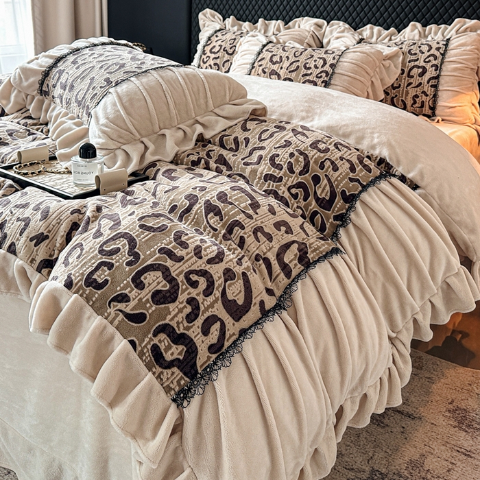 91家纺网 家纺一手货源 找家纺 极简 2025新款立体雕花牛奶绒荷叶边四件套 巴黎-棕