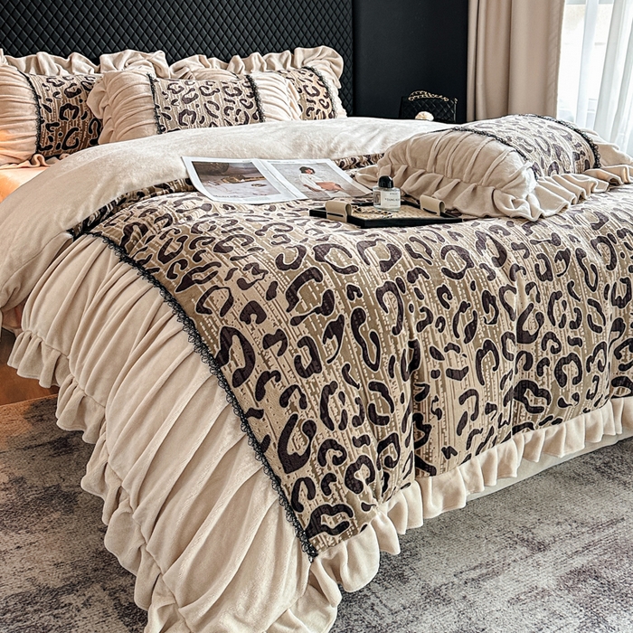 91家纺网 家纺一手货源 找家纺 极简 2025新款立体雕花牛奶绒荷叶边四件套 巴黎-棕