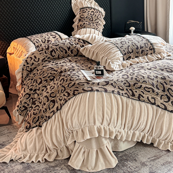 91家纺网 家纺一手货源 找家纺 极简 2025新款立体雕花牛奶绒荷叶边四件套 巴黎-棕