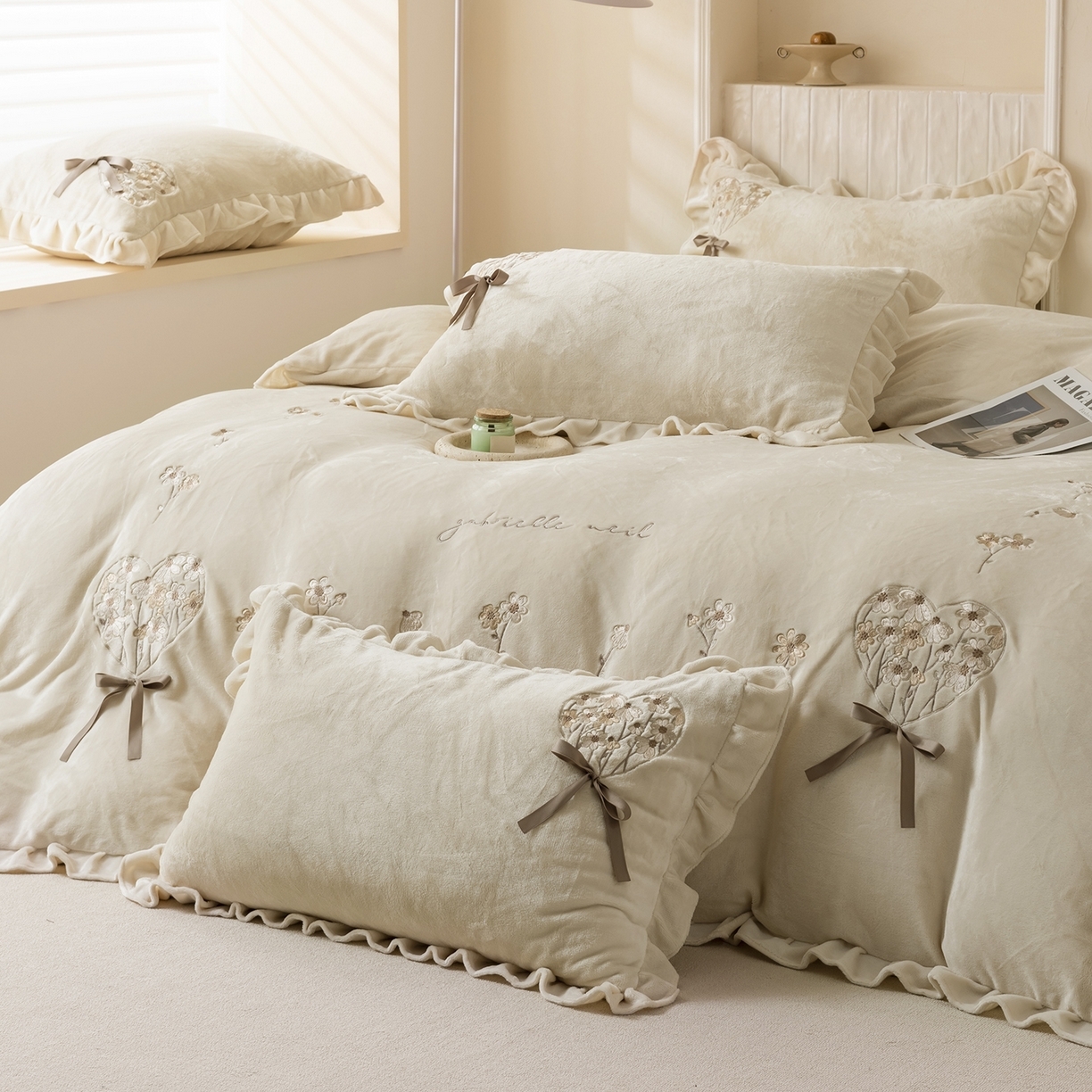 91家纺网 家纺一手货源 找家纺 （总）卡初家居（原微来） 2025新款A类秋冬亲肤牛奶绒刺绣款四件套-谧语系列（提供买家秀）