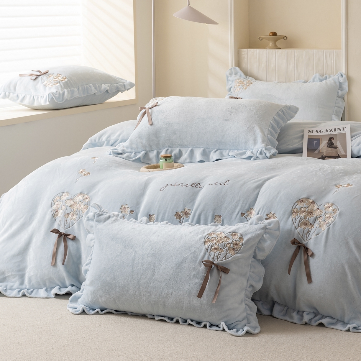 91家纺网 家纺一手货源 找家纺 （总）卡初家居（原微来） 2025新款A类秋冬亲肤牛奶绒刺绣款四件套-谧语系列（提供买家秀）