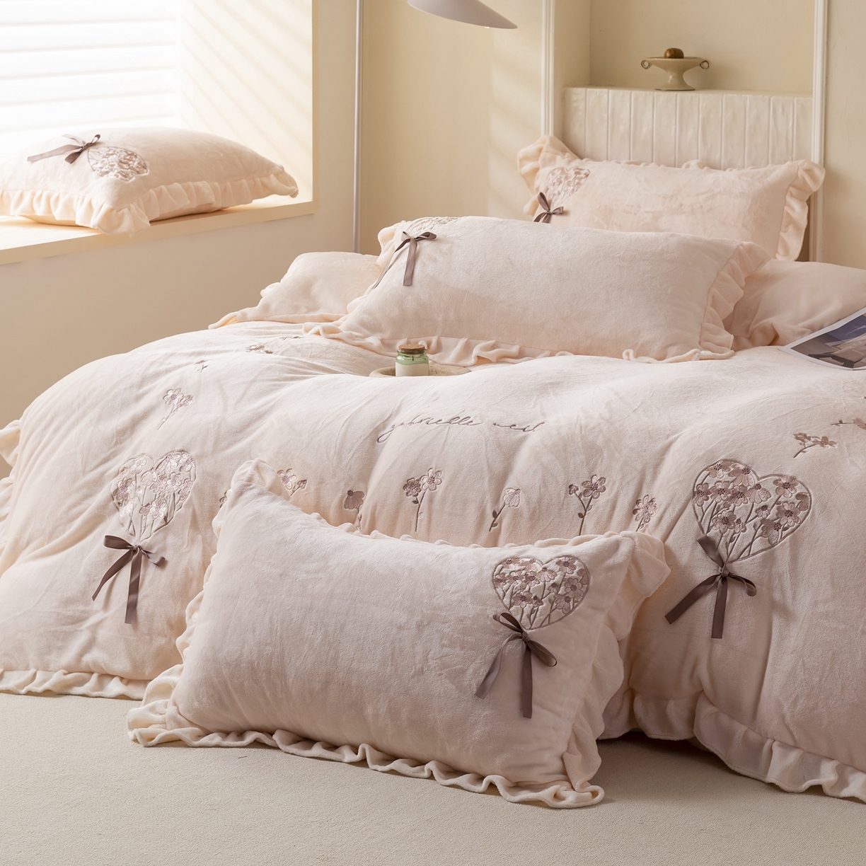 91家纺网 家纺一手货源 找家纺 （总）卡初家居（原微来） 2025新款A类秋冬亲肤牛奶绒刺绣款四件套-谧语系列（提供买家秀）