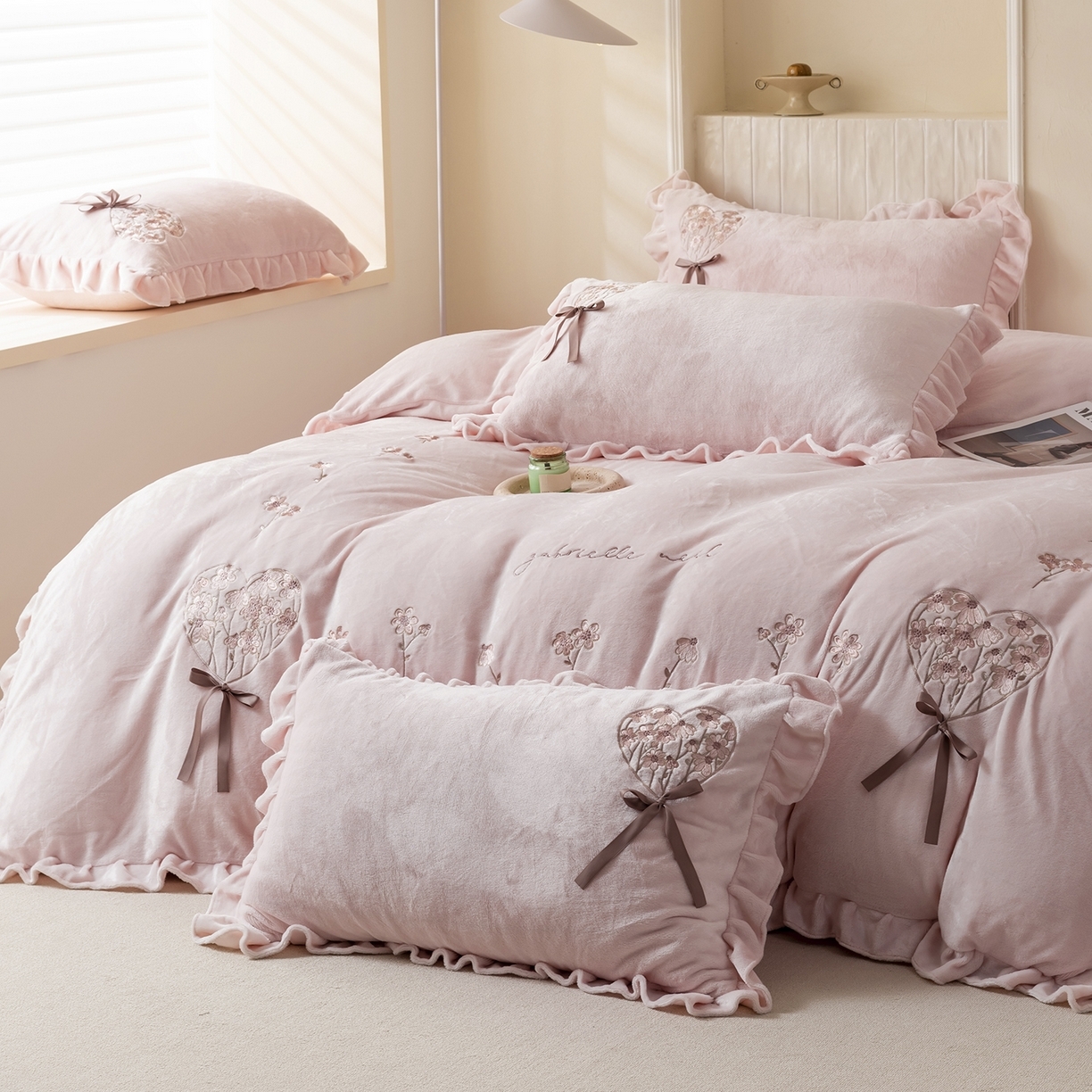 91家纺网 家纺一手货源 找家纺 （总）卡初家居（原微来） 2025新款A类秋冬亲肤牛奶绒刺绣款四件套-谧语系列（提供买家秀）